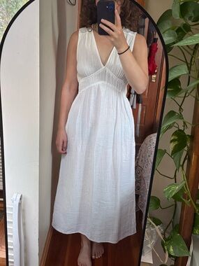 XiRENA White Sleeveless V-Neck Maxi Dress